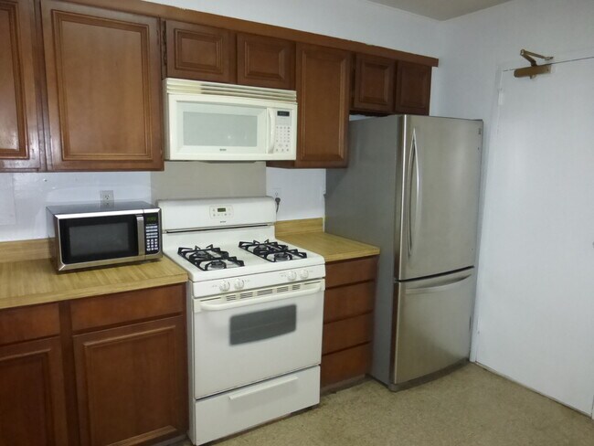 Eat-in kitchen w/gas cooking - 1300 Army Navy Dr