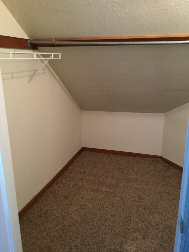 Foto del edificio - large 3br 2 bath home with full basement &...