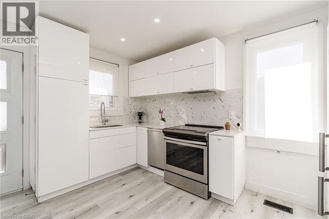 Photo du bâtiment - 260 W 16th St