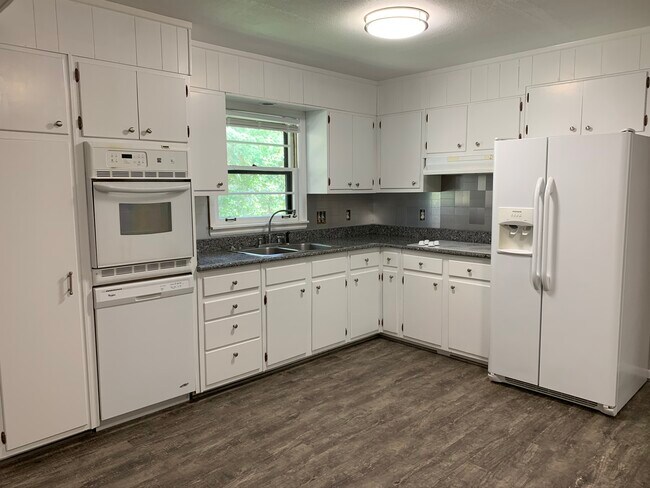 Building Photo - 219 Highview Dr