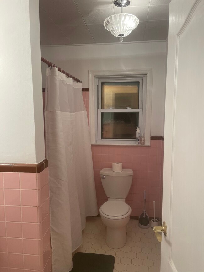 Bathroom - 295 Gainsborg Ave E
