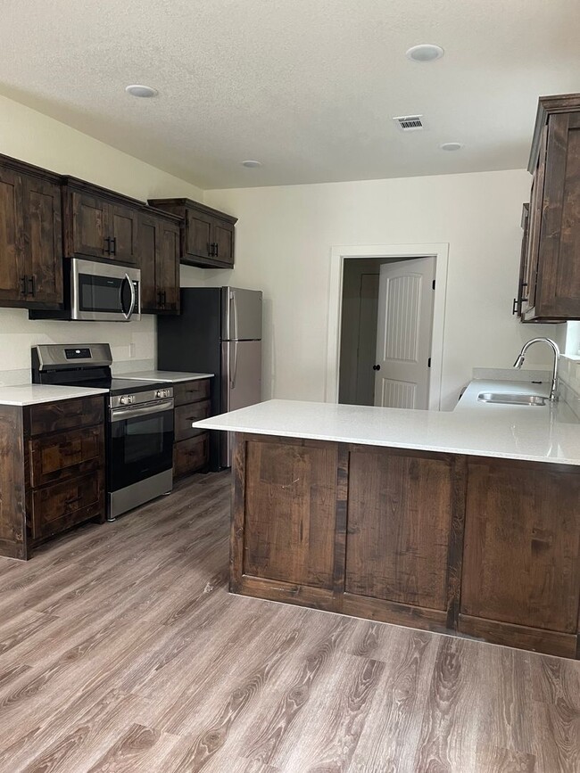 Building Photo - Two Bed/1.5 Bath Home