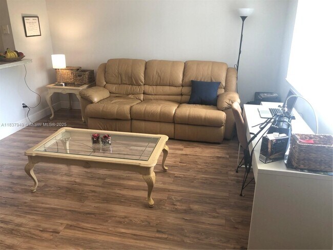 Foto del edificio - 1823 Meadows Cir W