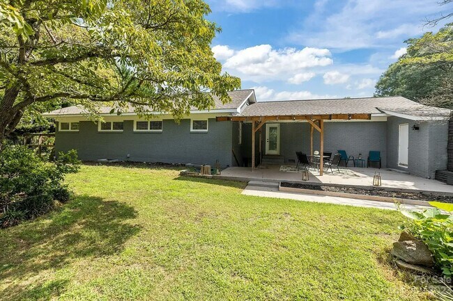 Building Photo - 1030 Dooley Dr