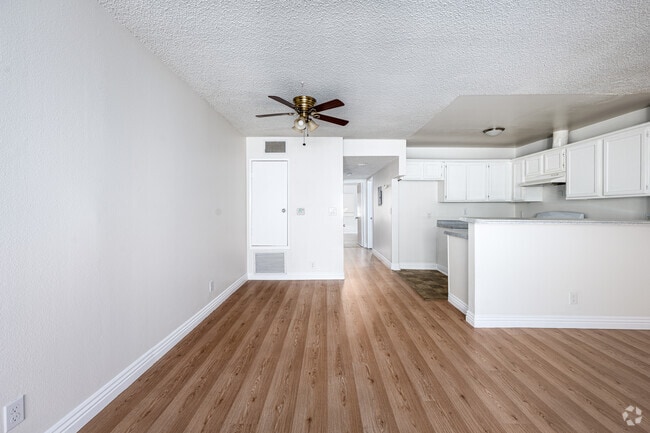 2 habitaciones, 2 baños - 950 pies cuadrados - Comedor - 10225 Hillhaven Ave