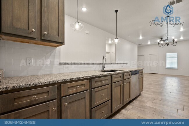 Building Photo - Charming 2-Bedroom House