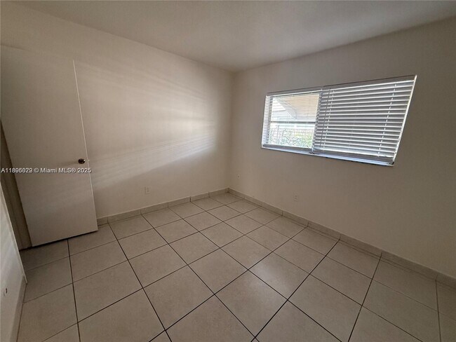 Foto del edificio - 5831 Taylor St