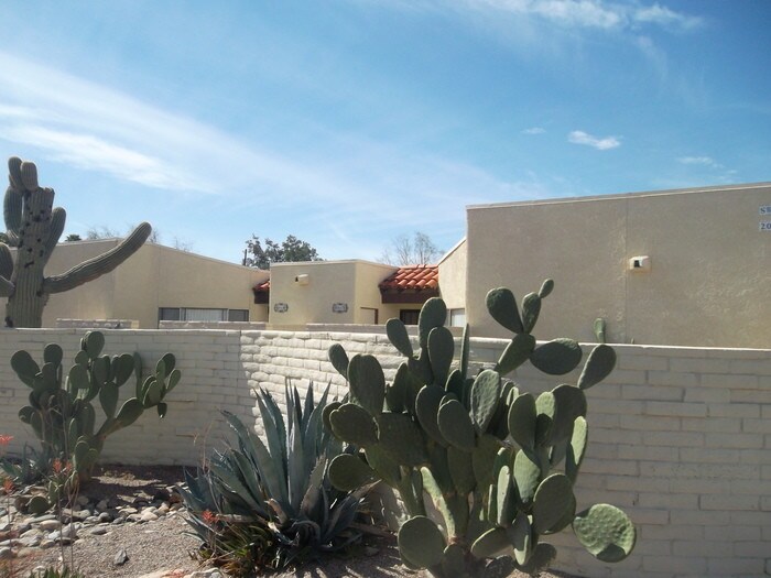 Primary Photo - 2025 N Swan Rd