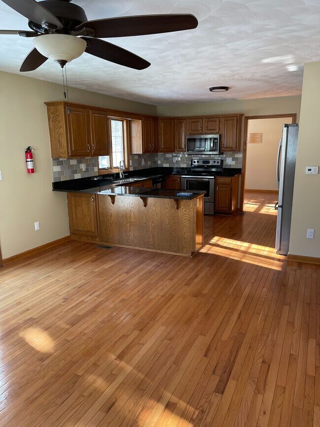 Foto del edificio - Spacious 3 Bedroom Ranch with finished basement available July!