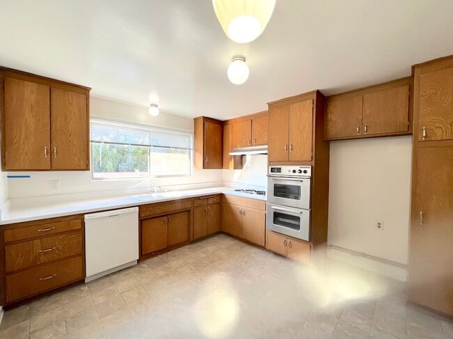 Huge kitchen with room for breakfast table - 10937 Bloomfield St