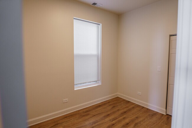 Building Photo - 6613 S Vernon Ave