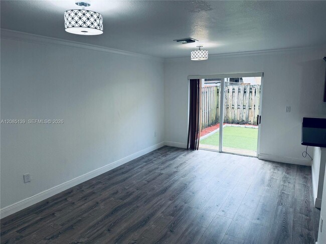 Foto del edificio - 11119 W Okeechobee Rd