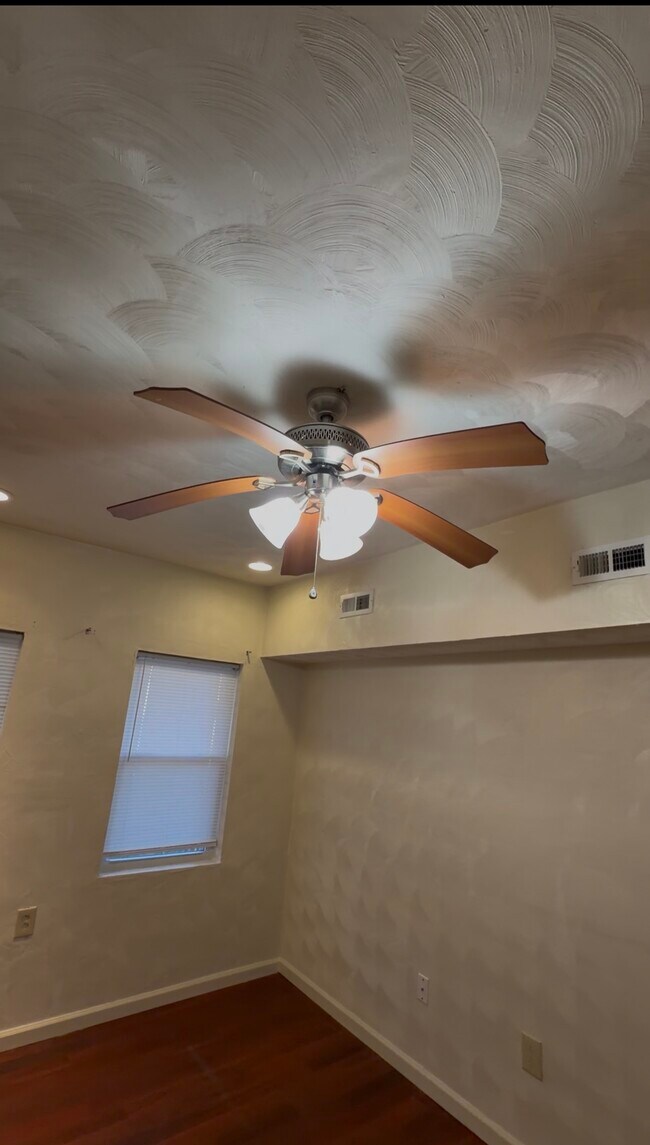 Foto del edificio - 827 W 42nd St