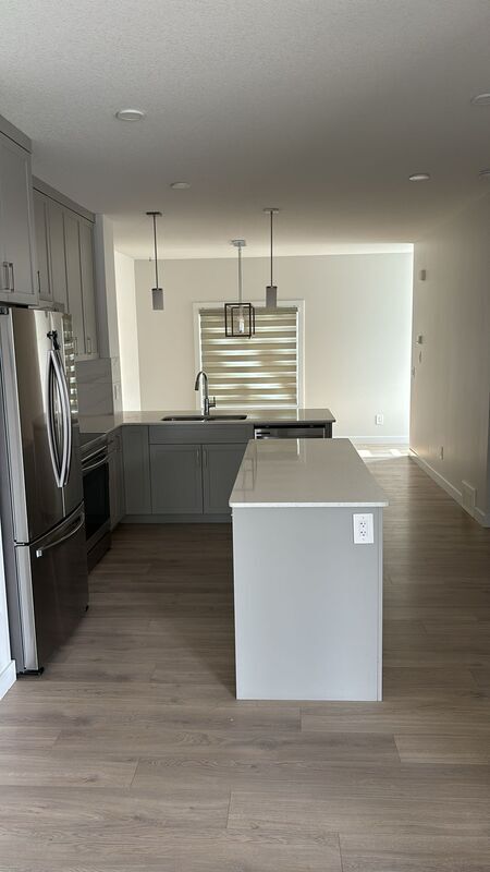 Photo du bâtiment - 16835-16830 30 Ave SW