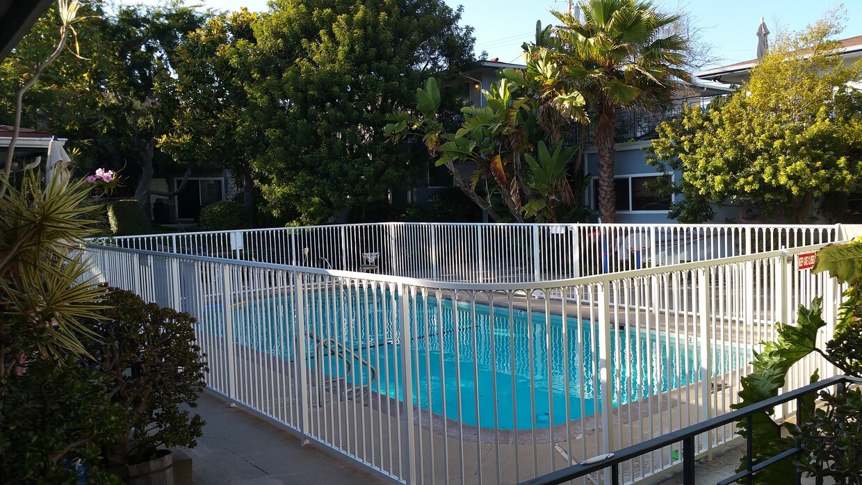 Foto principal - 2545 Beverley Ave