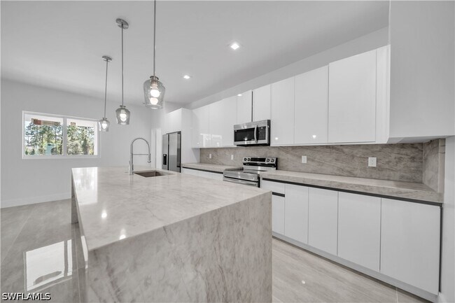 Foto del edificio - 828 Genoa Ave S