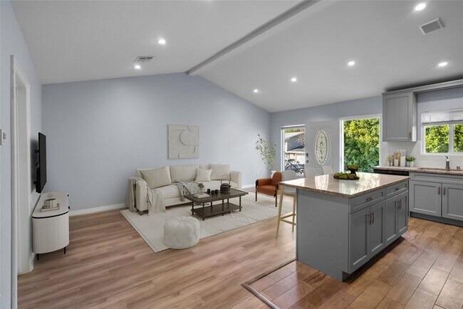 Foto del edificio - 24446 Martha St