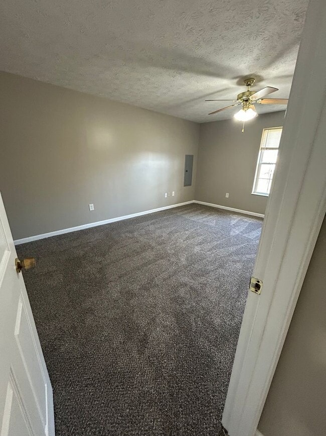 Building Photo - 3 Bedroom 2 Bathroom Single Family Home