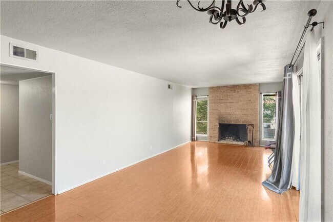 Foto del edificio - 3431 N Hills Dr
