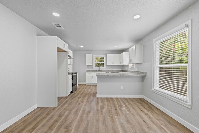 Building Photo - Charming in Cleburne!