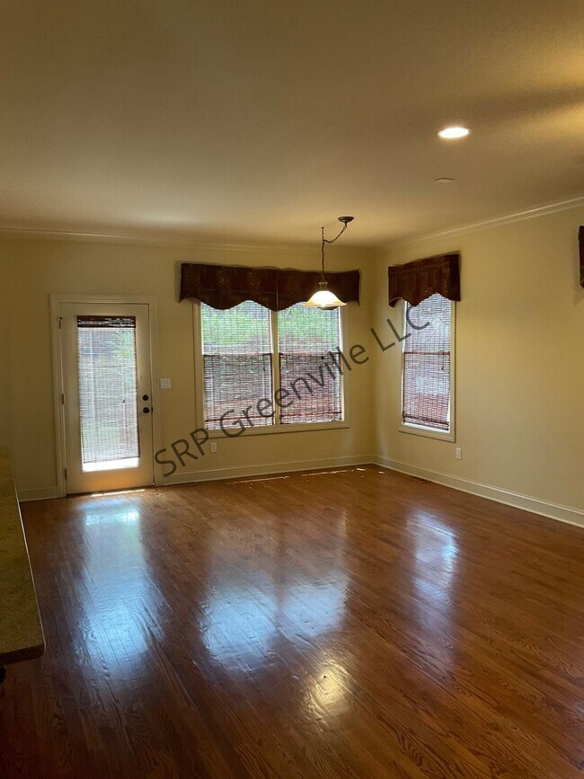 Building Photo - Four Bedroom Brick House for Rent!