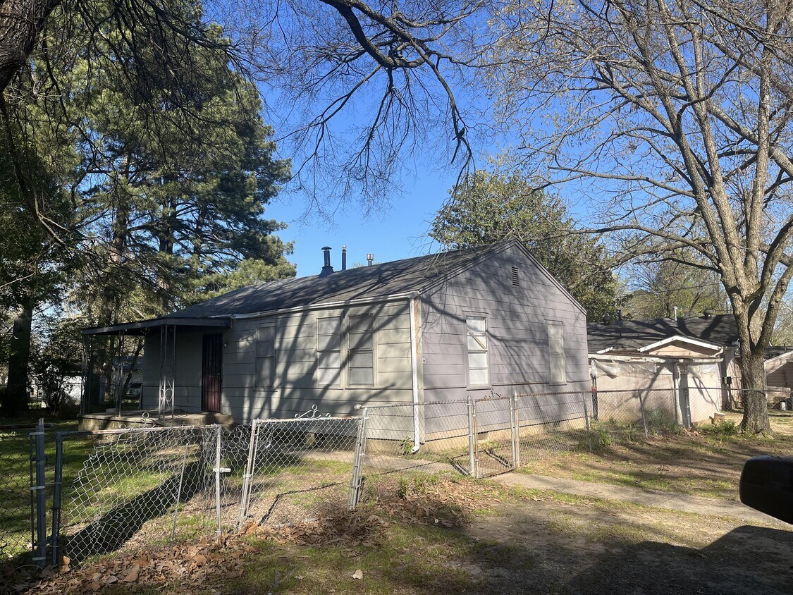 Primary Photo - 186 Roosevelt Rd
