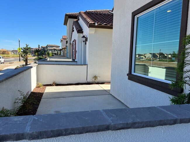 Building Photo - GORGEOUS NEWER HOME W/ SOLAR IN WEST ROSEV...