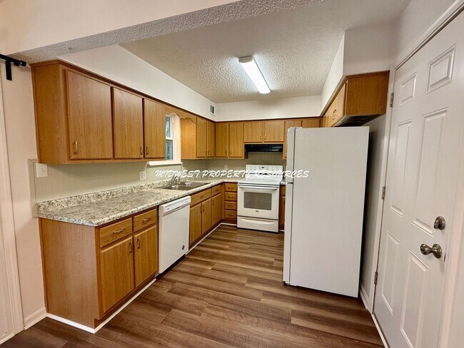 Foto del edificio - Beautiful 2 Bedroom Duplex - Fresh & Clean!