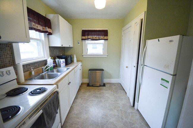 Building Photo - 2 Bedroom in Fantastic Downtown/Silver Lak...