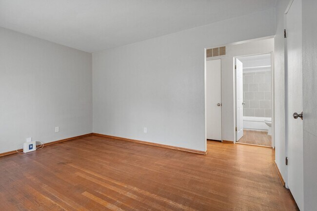 Building Photo - 9860-9862 Scottdale Dr
