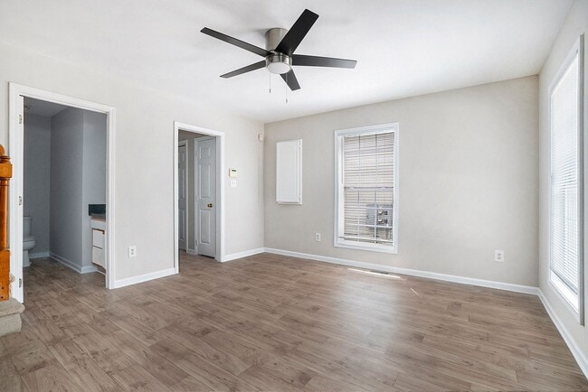 Building Photo - Conveniently Located 3BR/2.5BA Townhome in...