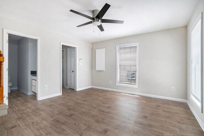 Foto del edificio - Conveniently Located 3BR/2.5BA Townhome in...