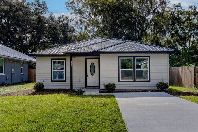 Spacious 4BR/2BA Home in Gainesville’s Heart - Spacious 4BR/2BA Home in Gainesville’s Heart