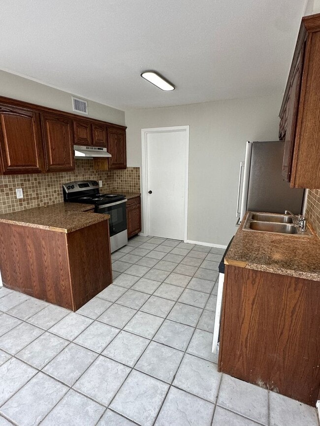 Building Photo - Updated 2 Bedroom Condo