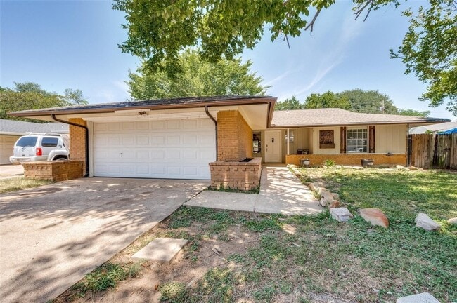 Building Photo - 2207 Fairfax Dr