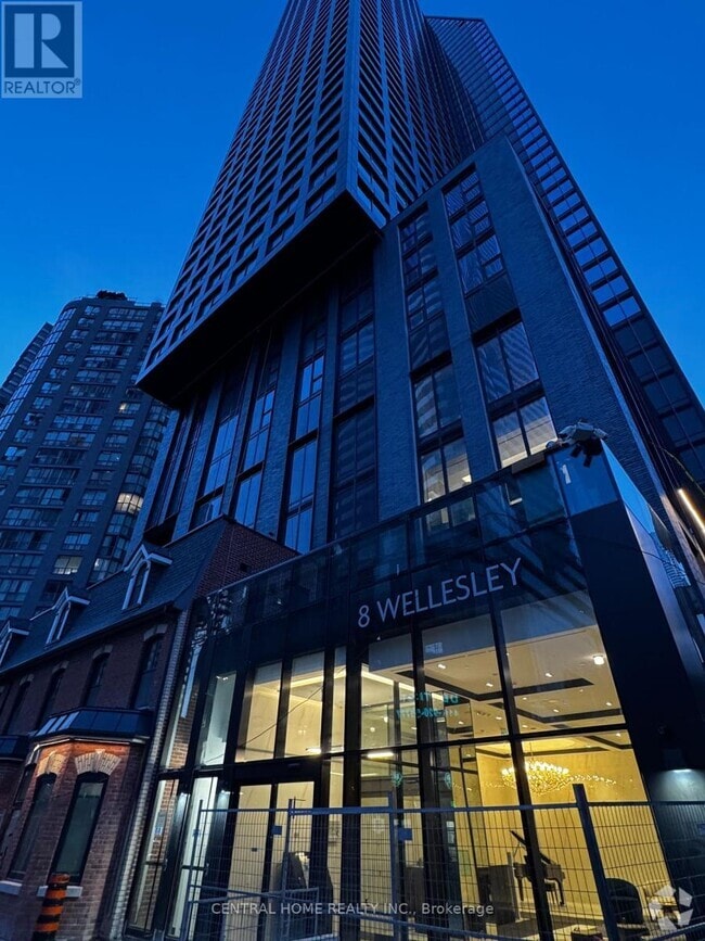 Building Photo - 8-1618 Wellesley St W
