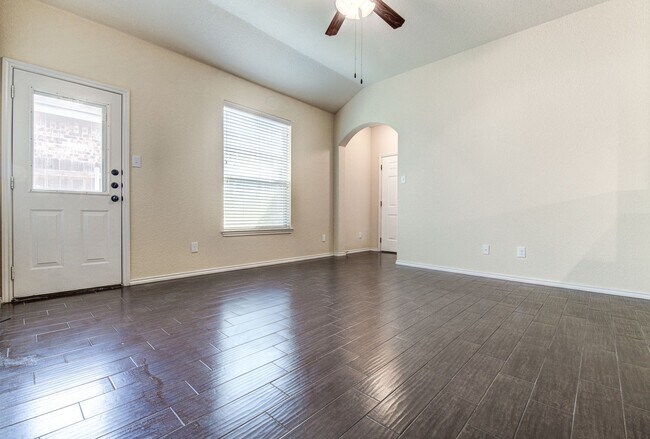 Foto del edificio - Beautiful 3 Bedroom Duplex Located in New ...