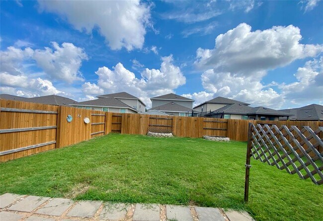 Foto del edificio - 329 Trellis Blvd