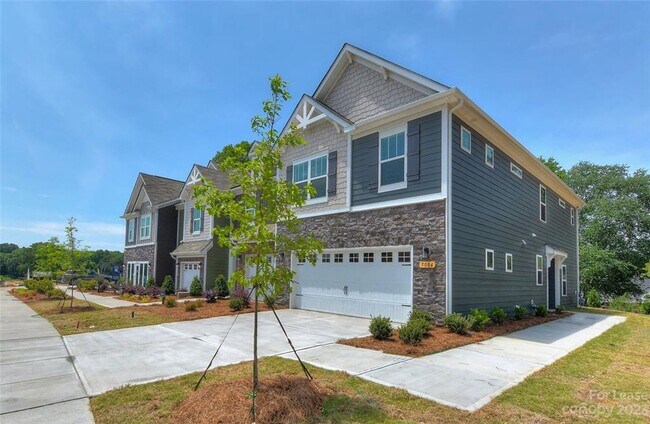 Foto del edificio - Like New Townhome in Beautiful North Charlotte Community!