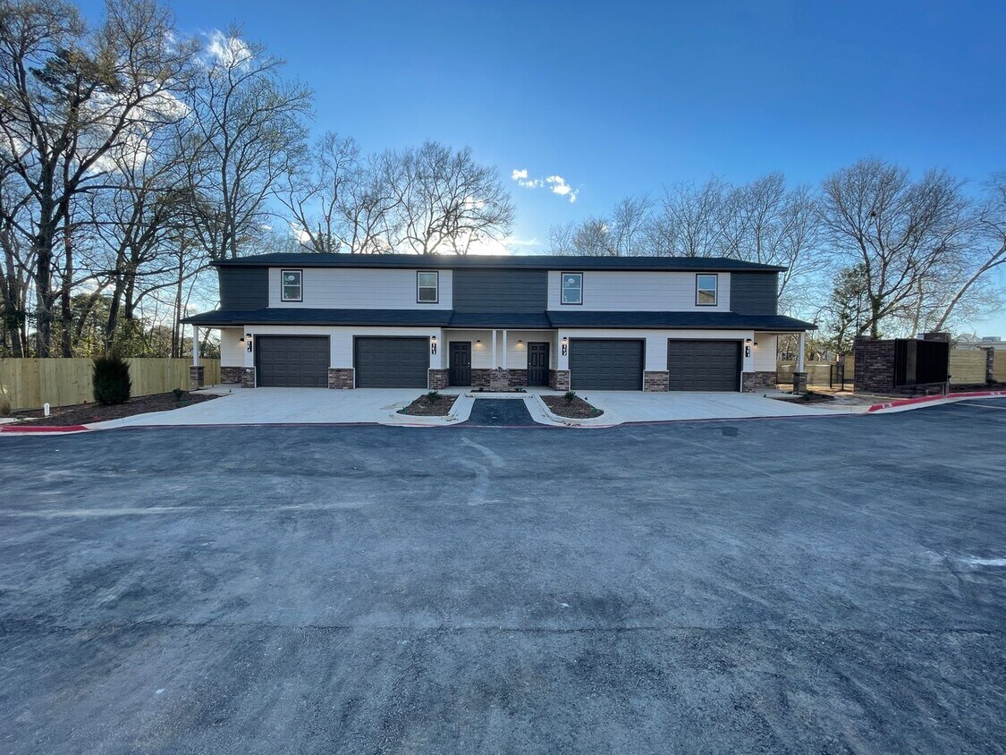 Foto principal - Coming Soon! 2 Bedroom, 2.5 Bathroom, 1 Ca...