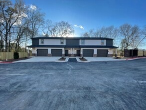 Building Photo - 1927 Lindbergh Dr