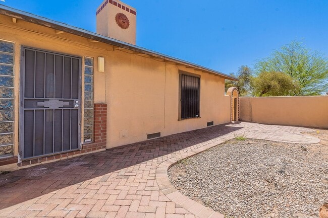 Building Photo - Spacious 4 bed 2 bath