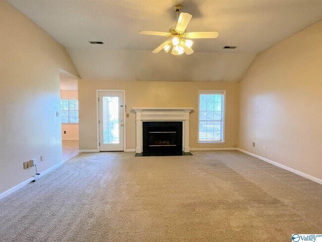 Foto del edificio - 130 Hickory Trail Dr