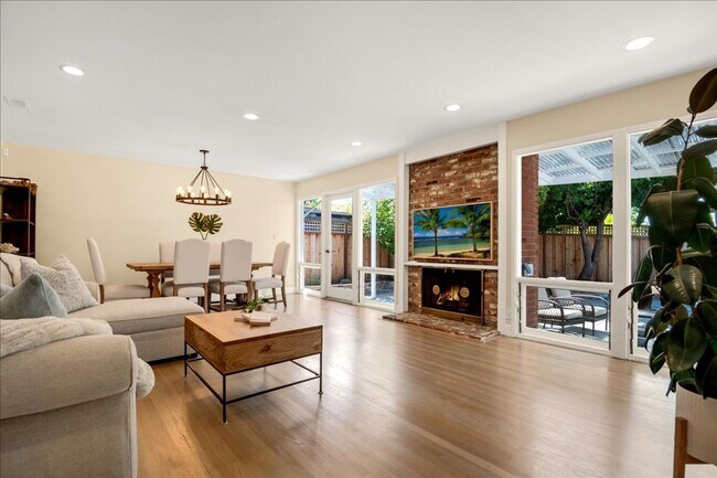 Building Photo - Beautiful spacious 3 bed 2 bath in Belmont