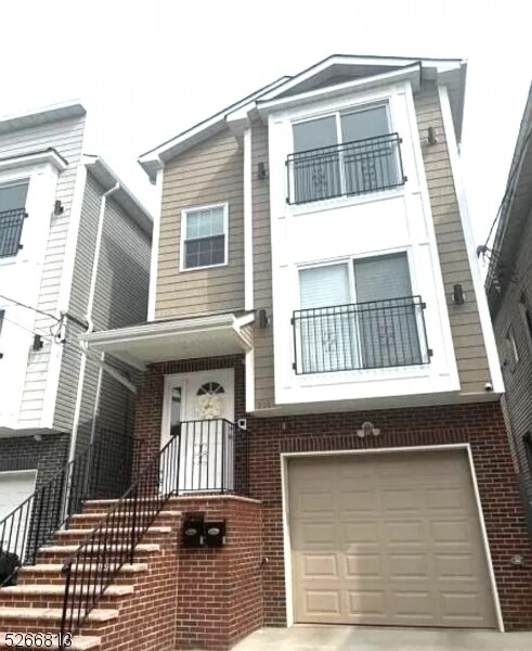 Primary Photo - 221 Franklin St