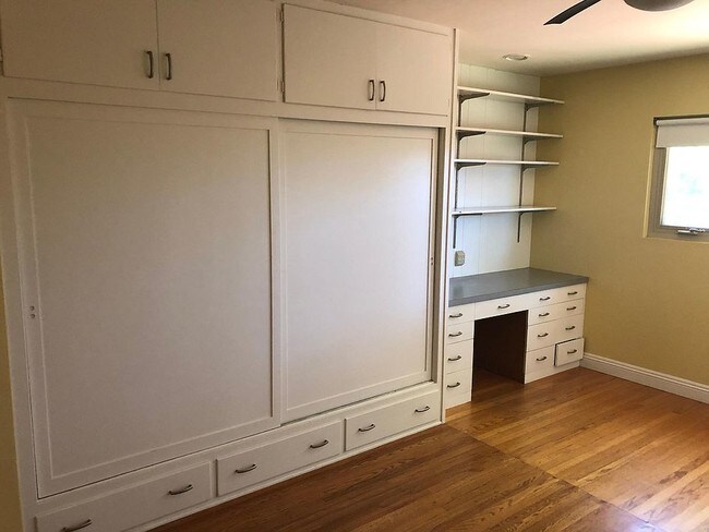 Building Photo - 856 Knoll Park Ln