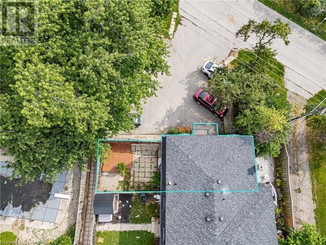 Building Photo - 996 Brenda Crescent