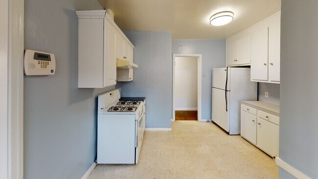 Foto del edificio - 6532 Lindenhurst Ave