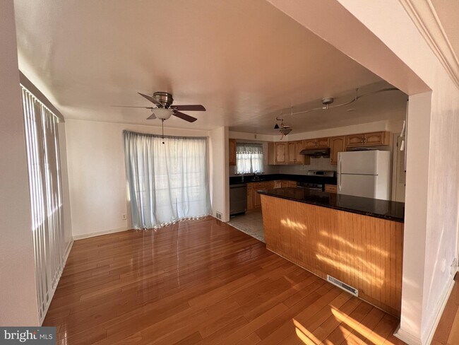 Building Photo - 872 Rhoads Dr