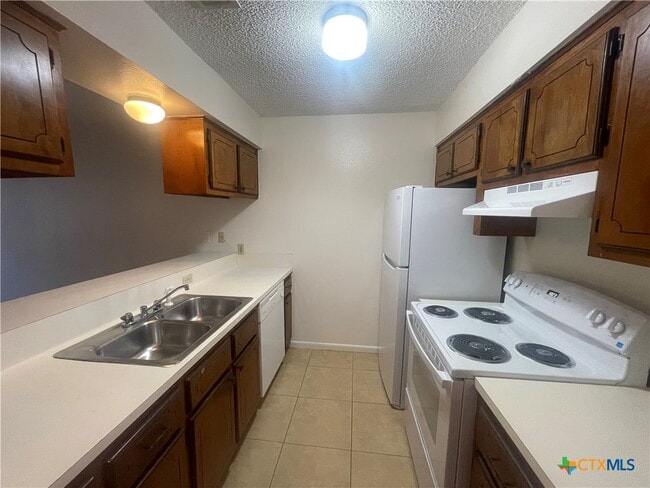 Building Photo - 201 Versailles St